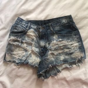 DISTRESSED TOMMY HILFLIGER SHORTS